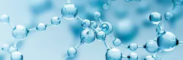 ぼやけた青い分子背景の上の透明な青色抽象分子モデル。科学、化学、医学、顕微鏡的研究の概念。3Dレンダリングコピースペース